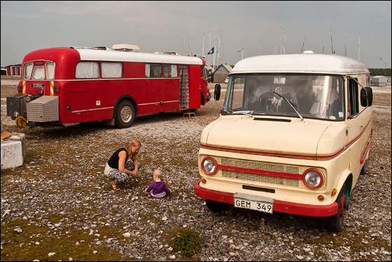 Två hippiebussar på samma bild!